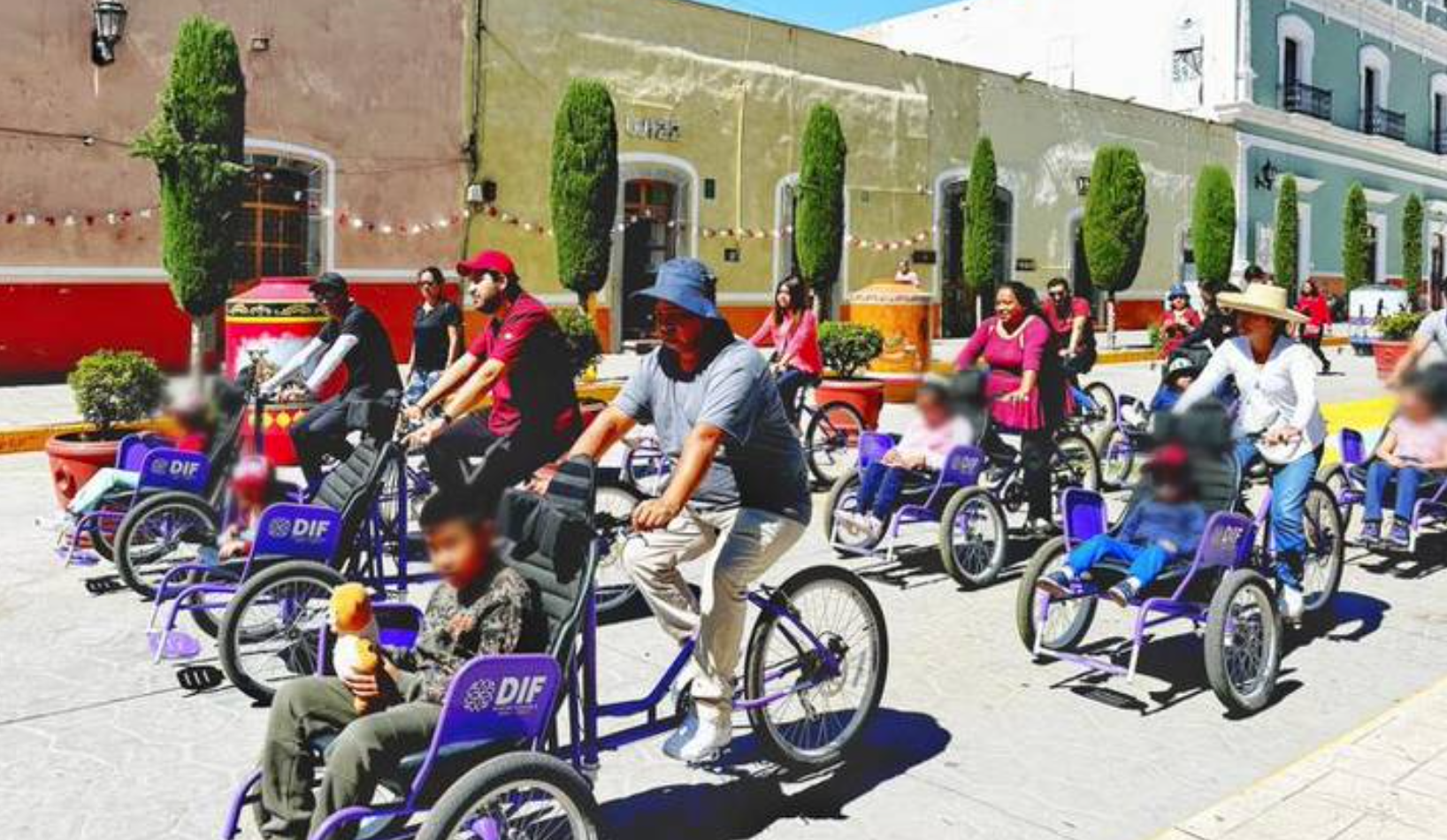 Niños con discapacidad recorren el Pueblo Mágico en bicicletas adaptadas